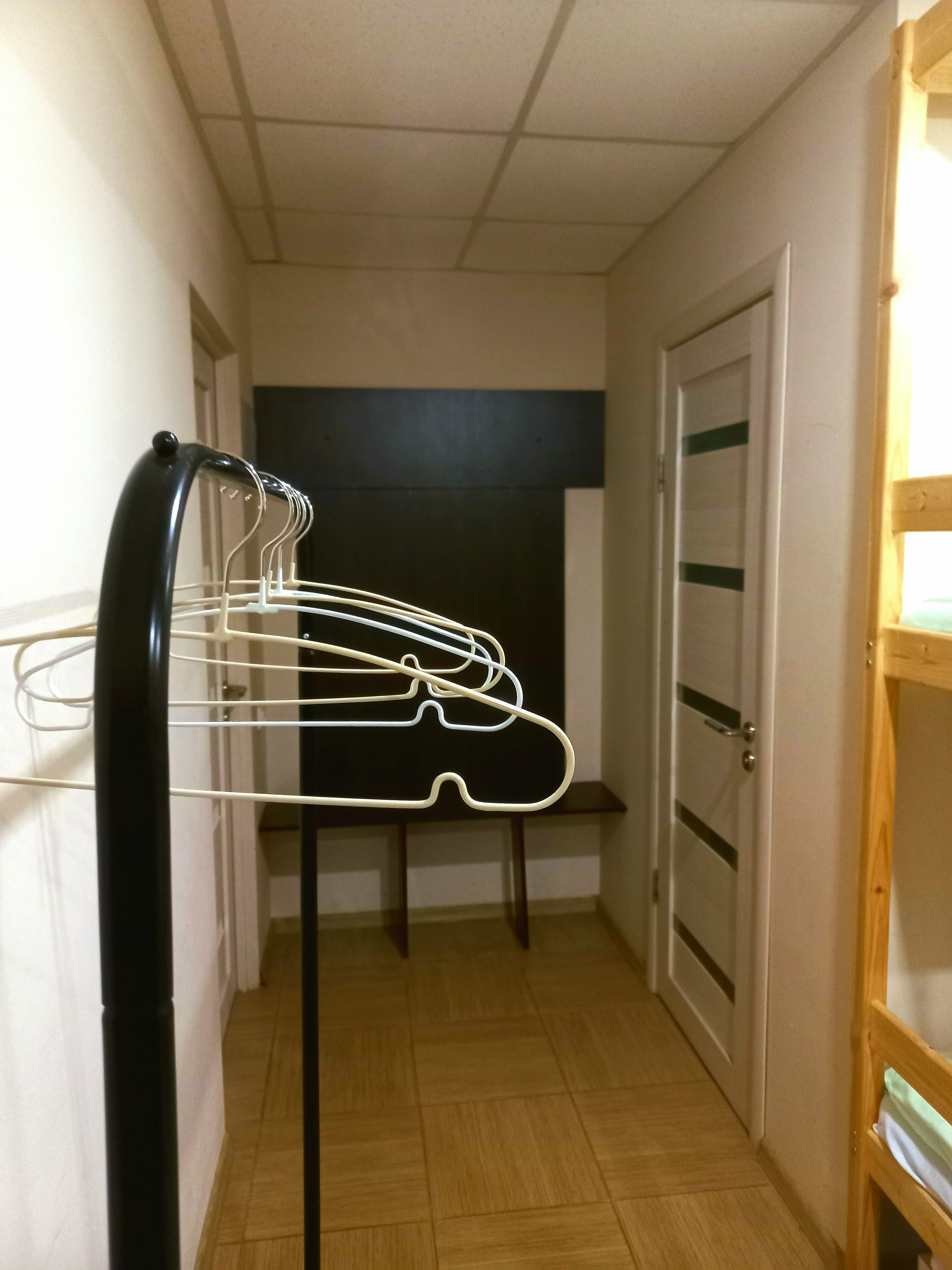 Кровать в общем 8-местном общем номере с душем и туалетом (нижний ярус)