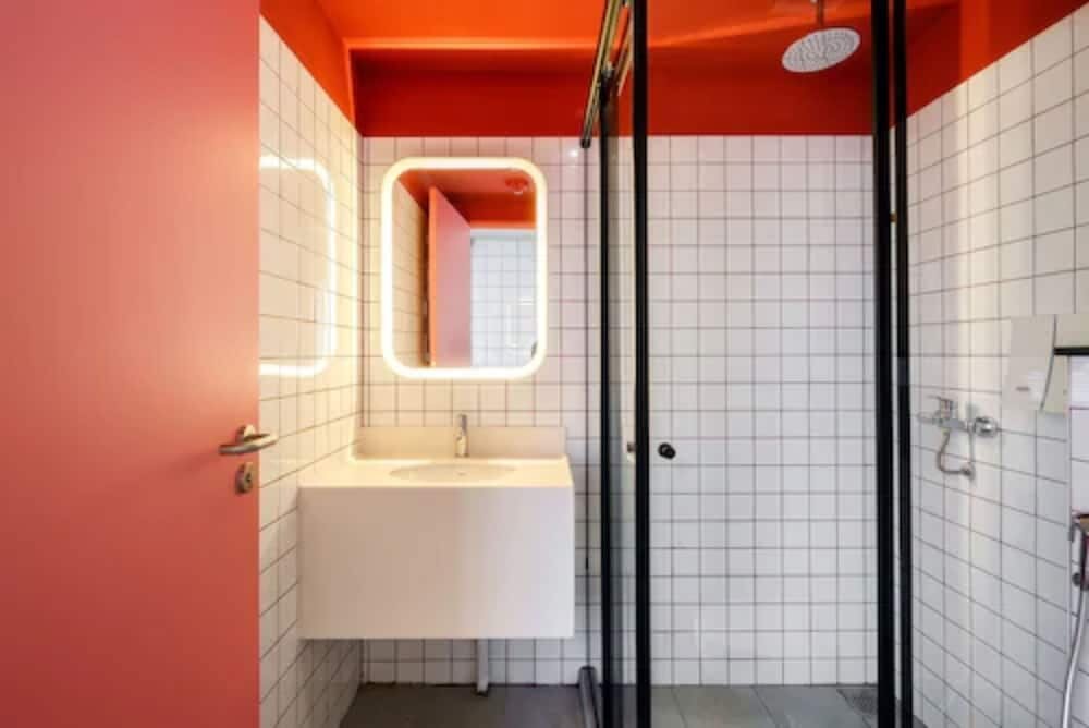 Private Queen Room, Shared Bathroom