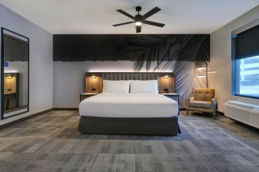 Studio, 1 King Bed, Accessible (Mob/Hearing, Roll-in Shower)