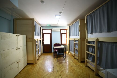 Общее спальное помещение «Делюкс», Несколько кроватей, вид на сад в Yolo Hostel