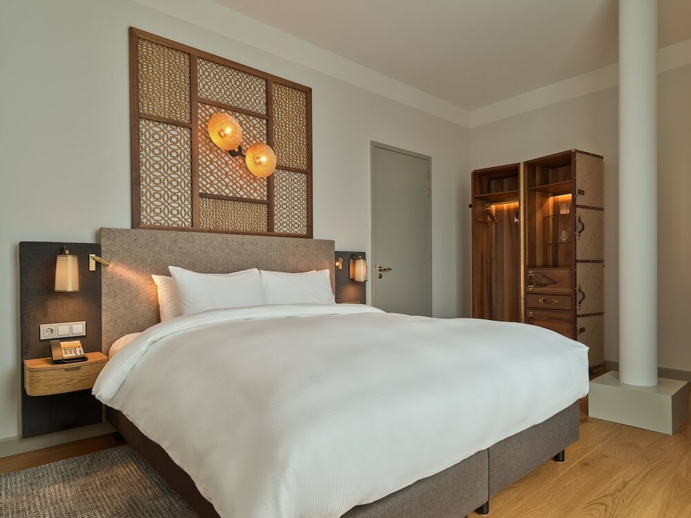 Suite, 1 King Bed with Sofa bed