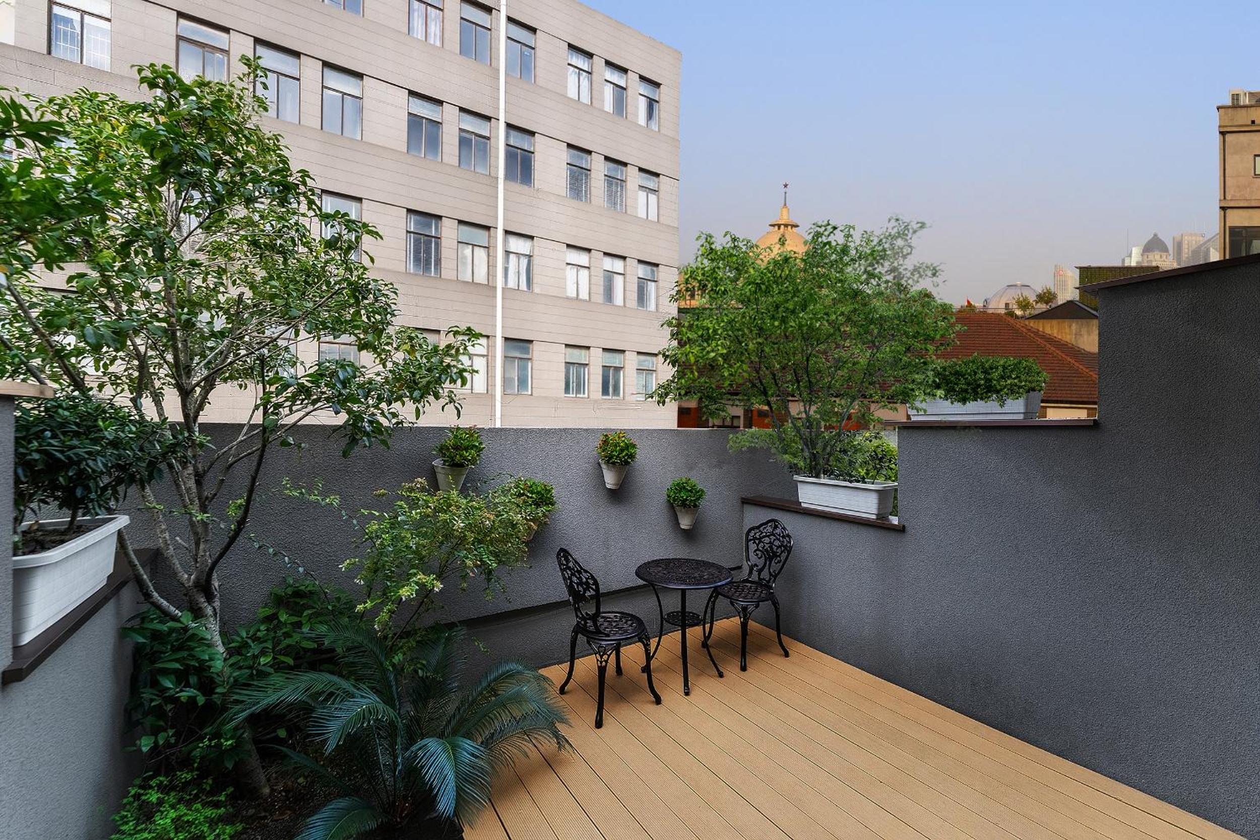 Enjoy a balcony family room -three-bed room