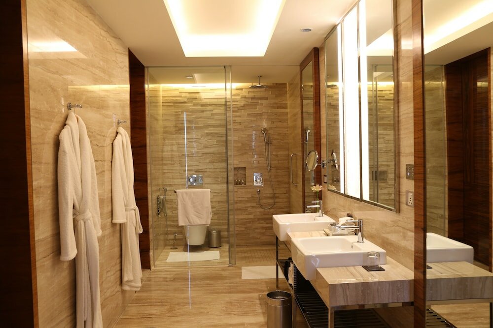Luxury Room King Bed with Bath Tub