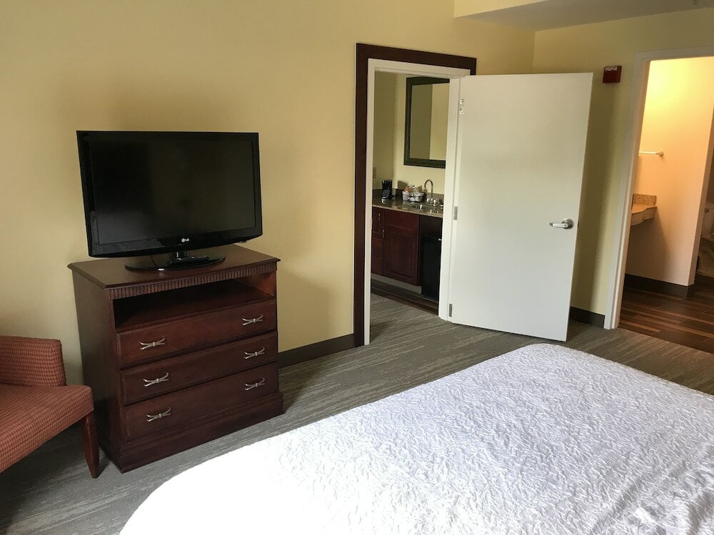 Suite, 1 King Bed, Accessible, Non Smoking