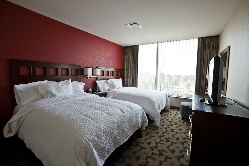 Executive Suite, Corner (2 Queens Beds, 1 Sofa Bed)