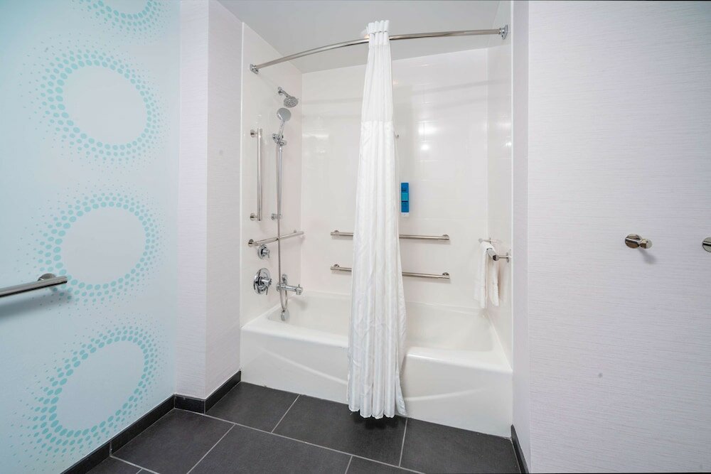 Room, 2 Queen Beds, Accessible, Bathtub