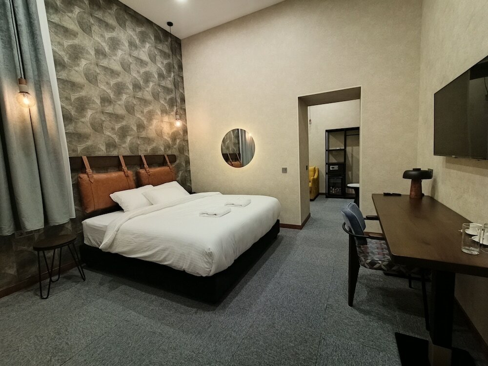 Family Room, 1 King Bed with Sofa bed, Balcony, Mountain View