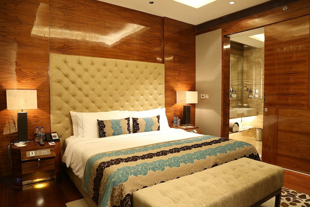 Luxury Room King Bed with Bath Tub