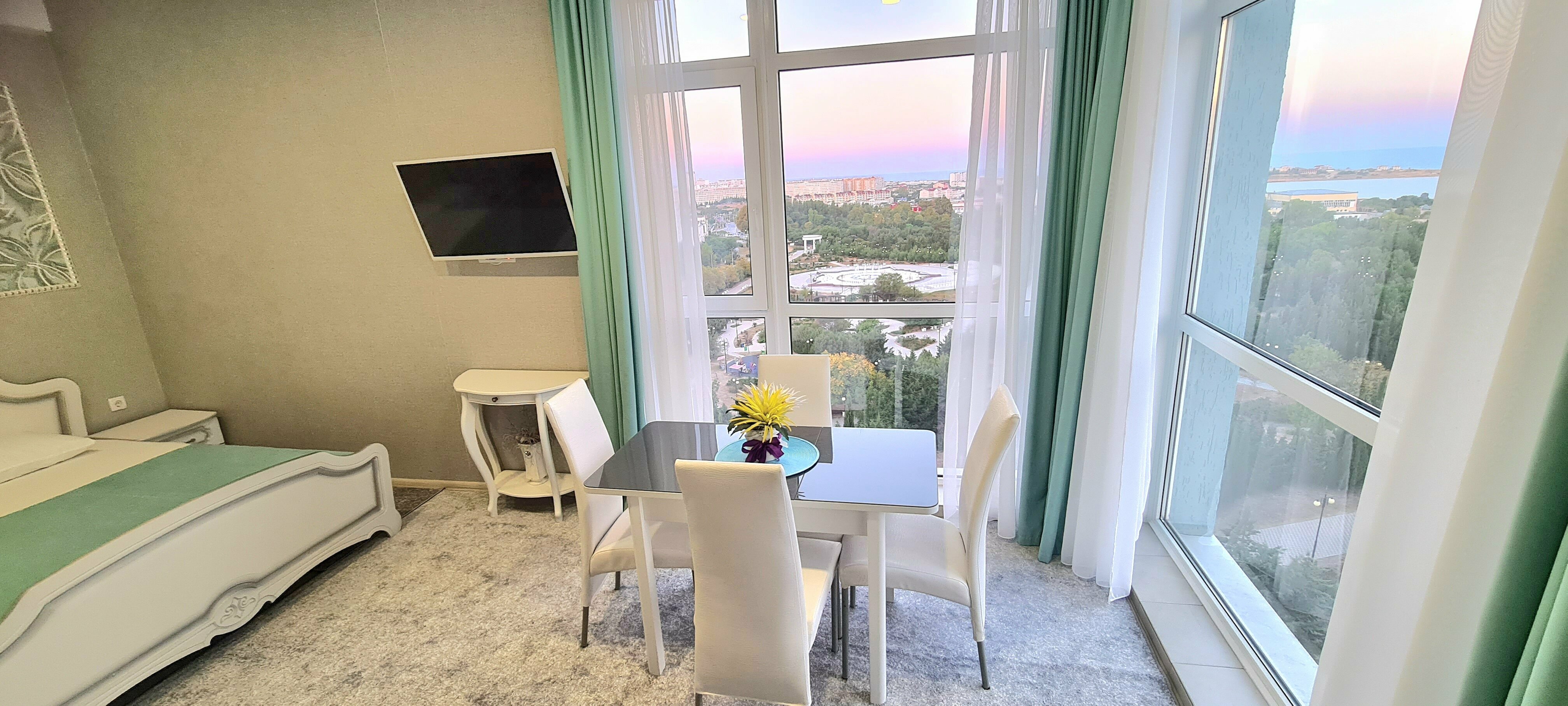 Номер  с видом на море, на парк, на  фонтан и на город