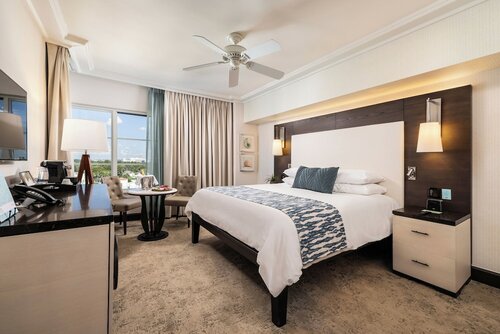 Улучшенный номер, 1 двуспальная кровать «Кинг-сайз», вид на город в The Palms Hotel & SPA