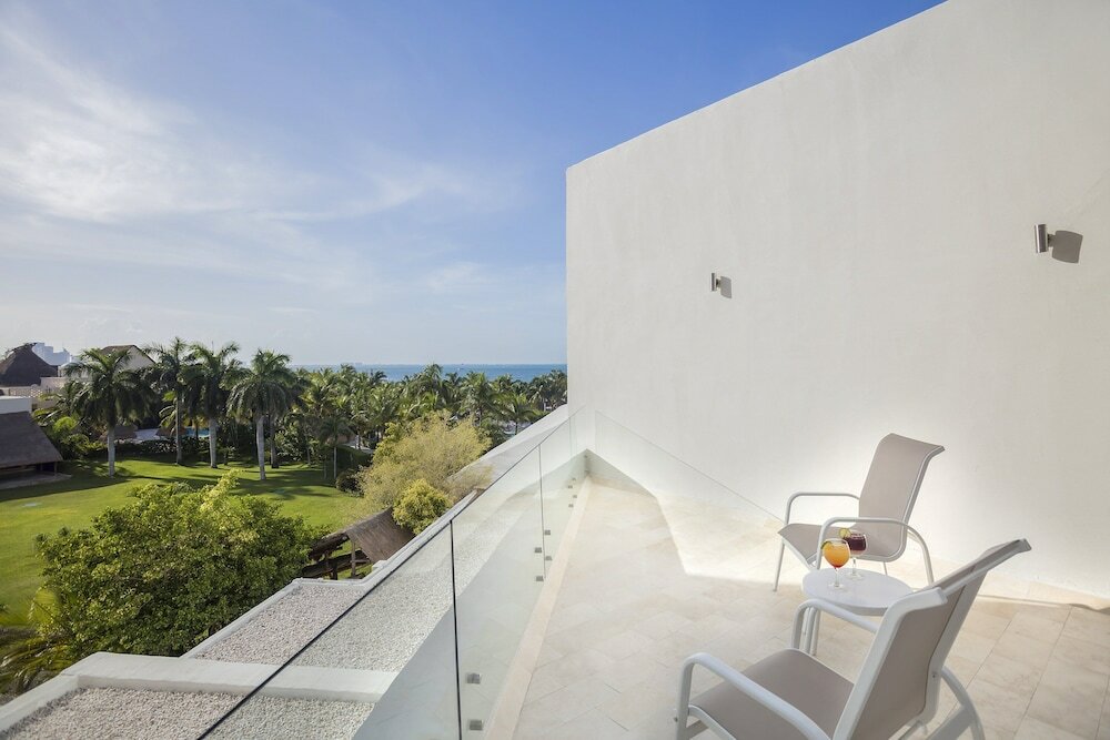 Club Room, 2 Queen Beds (Signature)