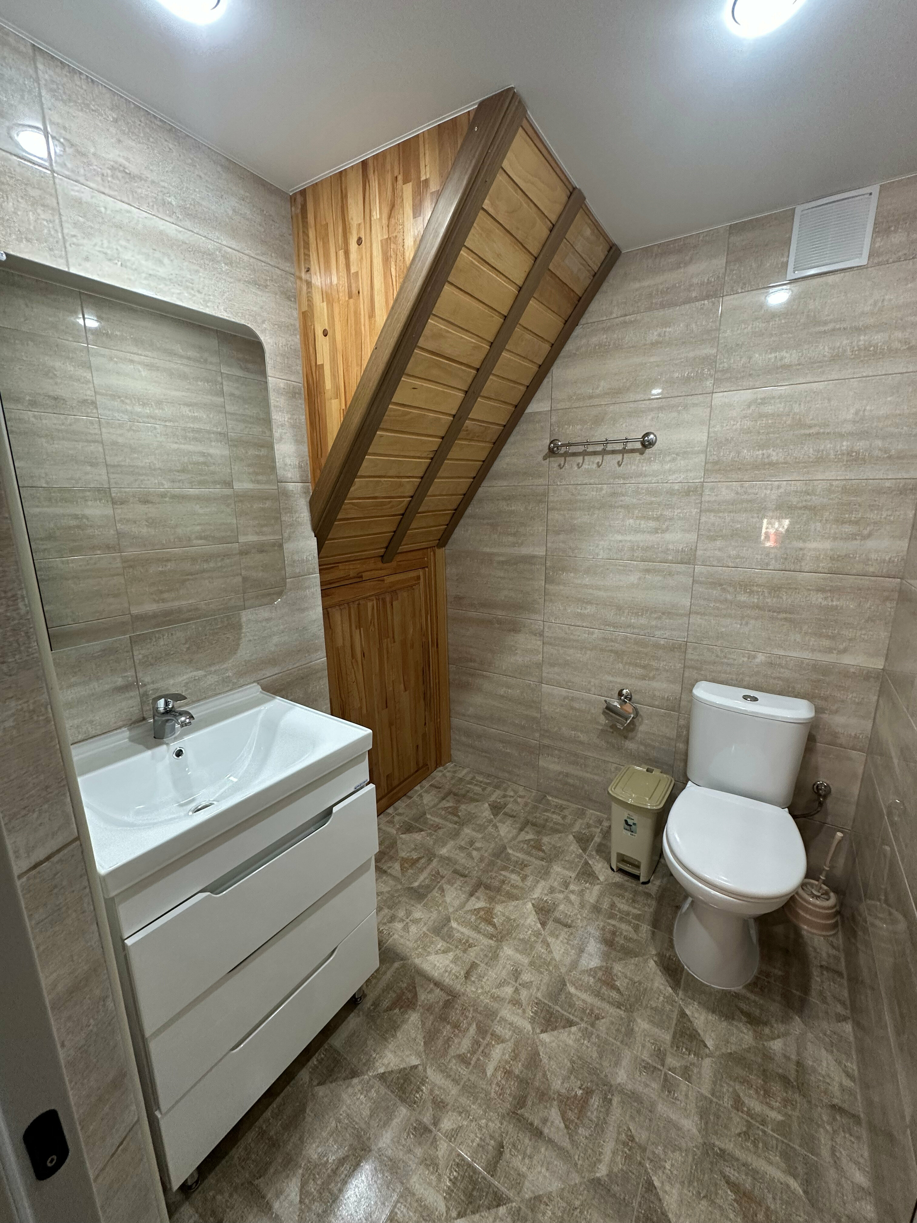 Двухкомнатный, двухэтажный дом