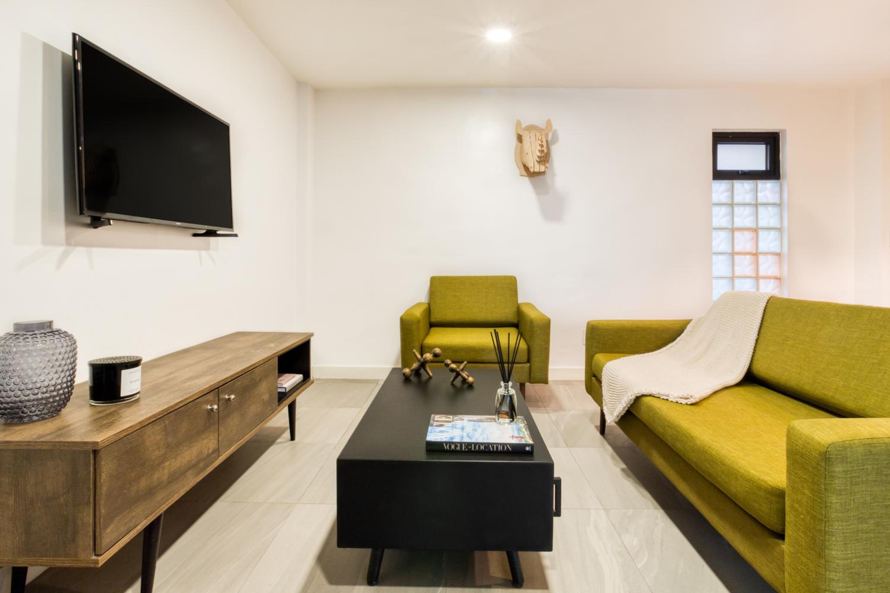 1 Queen Bed, 1 Bedroom Apartment
