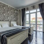 Трехместный с видом на бассейн в Royal