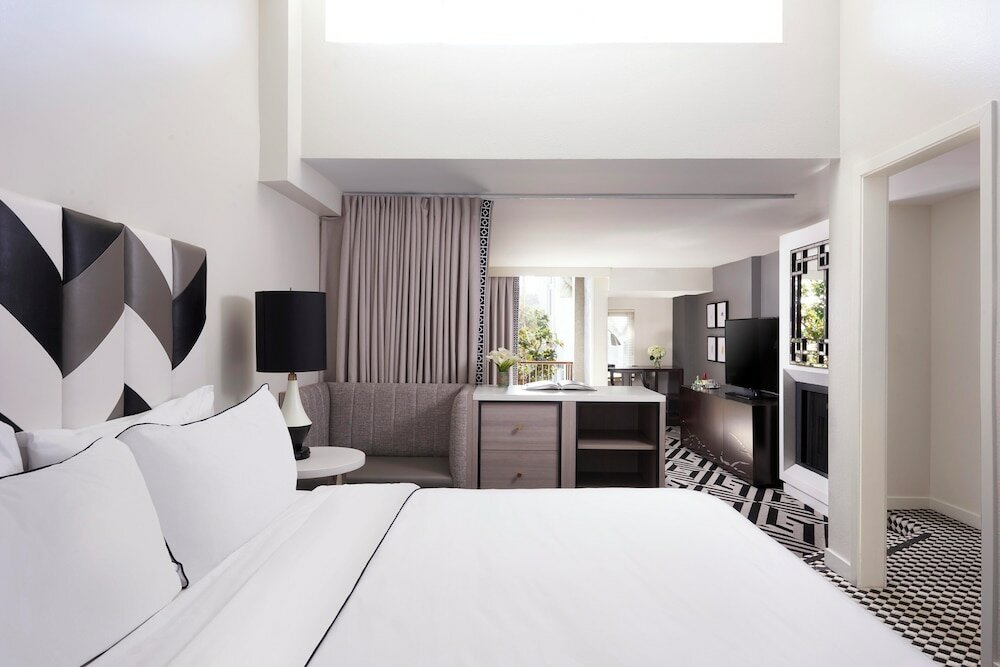 Signature Suite, 1 King Bed, Balcony (Top Floor)