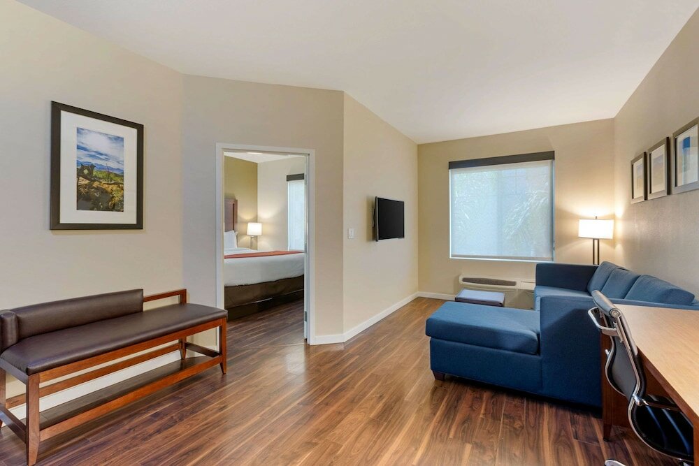 Suite, 1 King Bed, Non Smoking