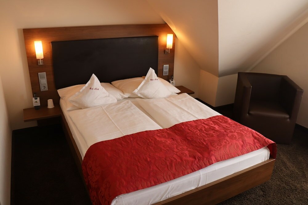 Business double room with french bed (1.40m)