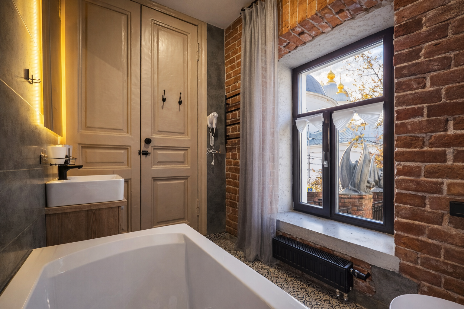 Однокомнатный делюкс с ванной и видом на гаргульи и Казанский монастырь