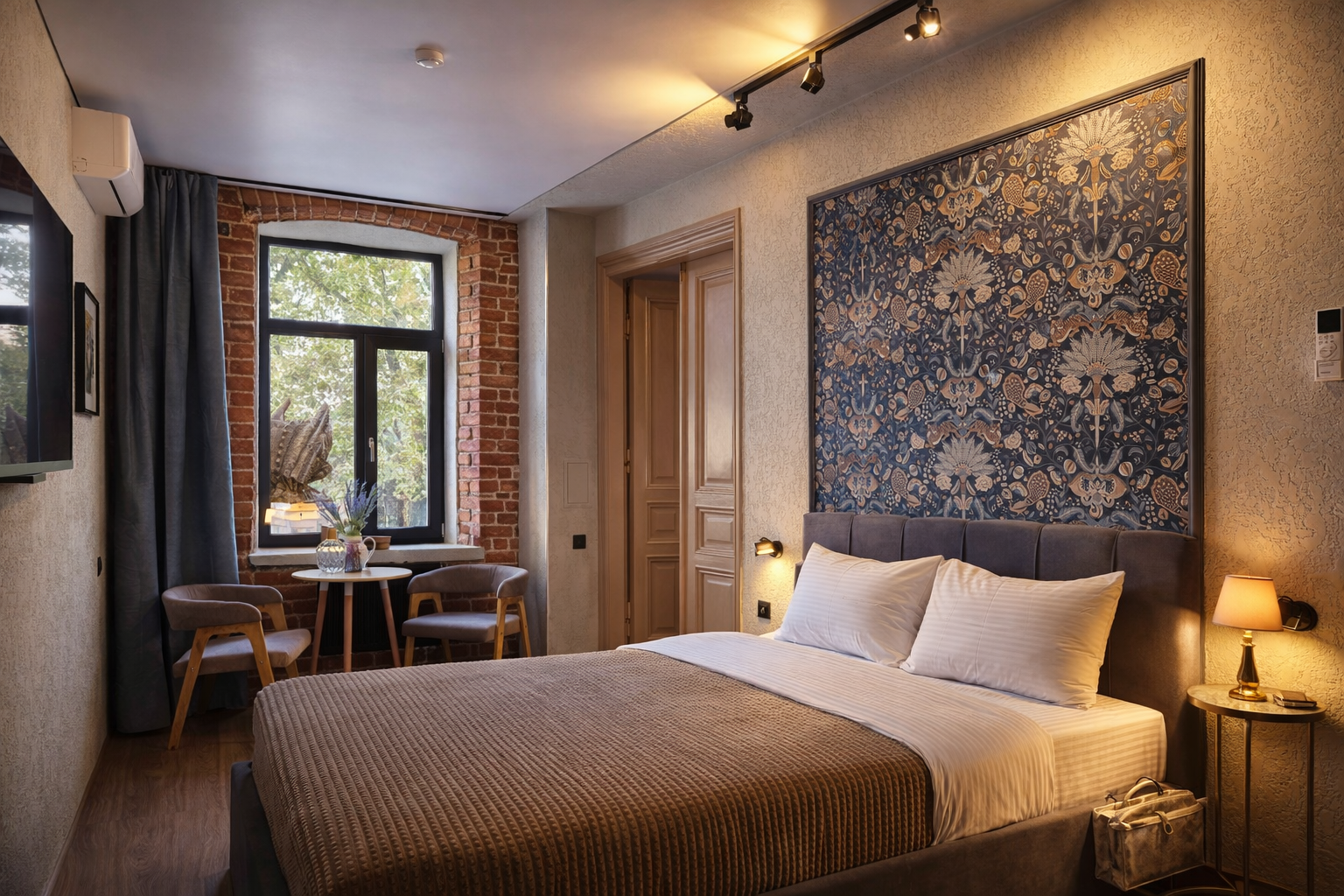 Однокомнатный делюкс с ванной и видом на гаргульи и Казанский монастырь