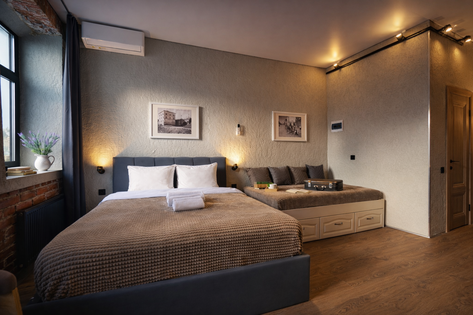 Трехместный люкс с видом на гаргульи и Казанский монастырь