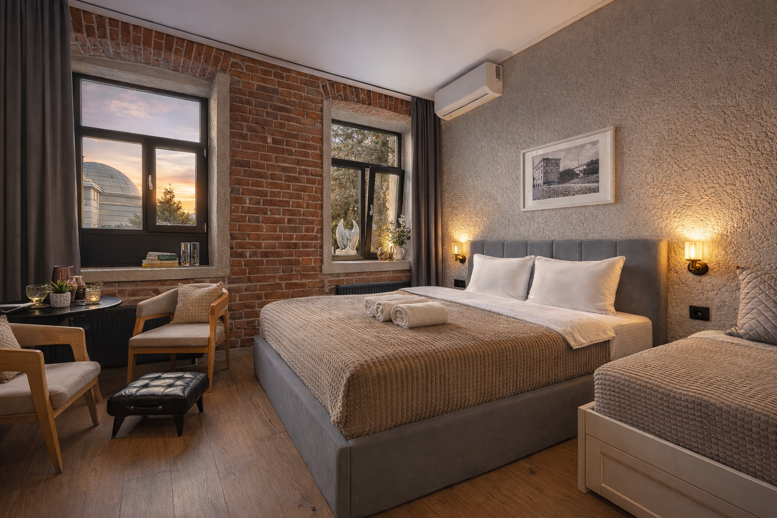 Трехместный люкс с видом на гаргульи и Казанский монастырь