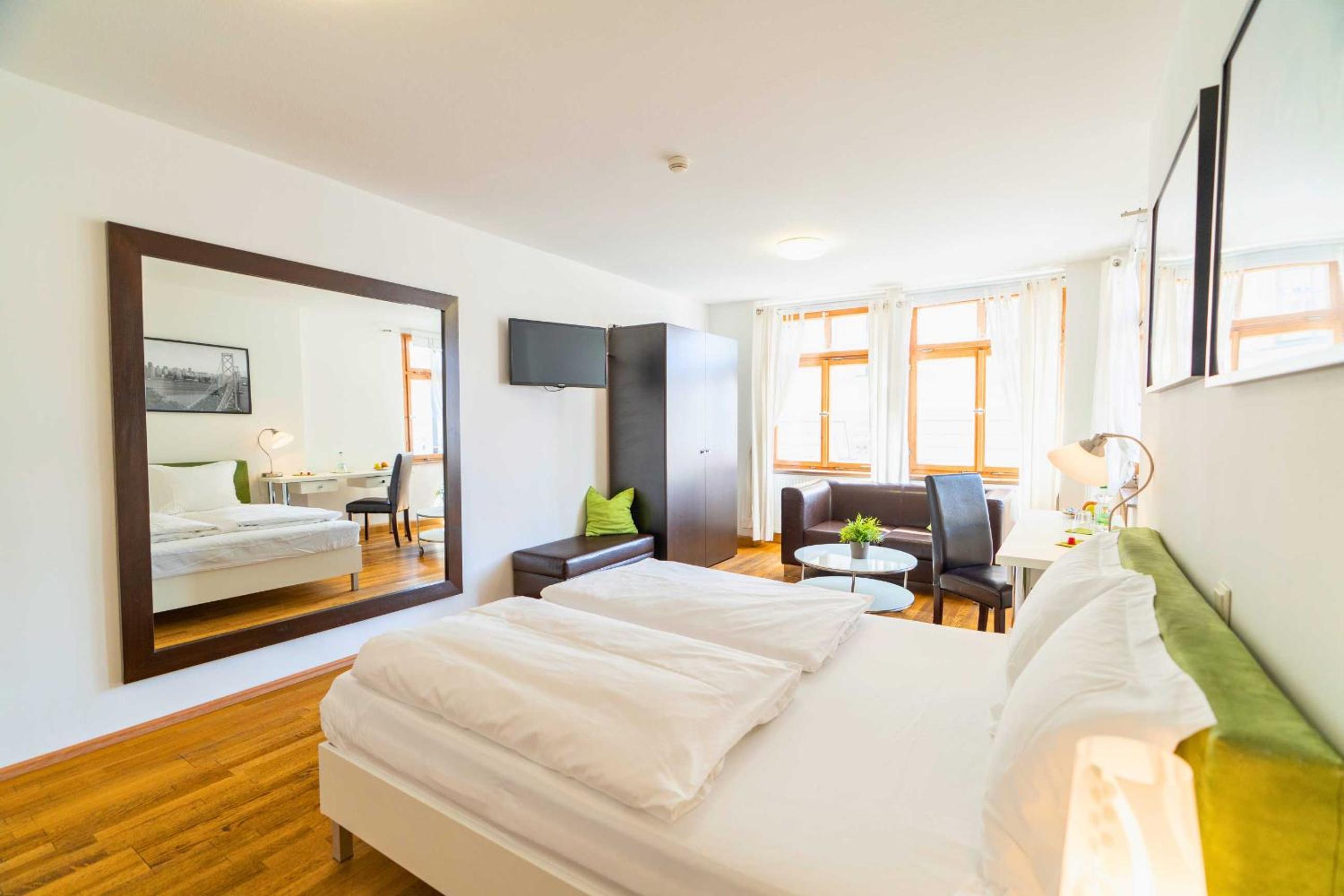 Deluxe Double Room (2 Adults + 1 Child)