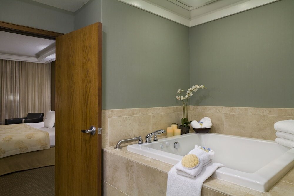 Suite, 1 King Bed, Accessible (Roll-In Shower)