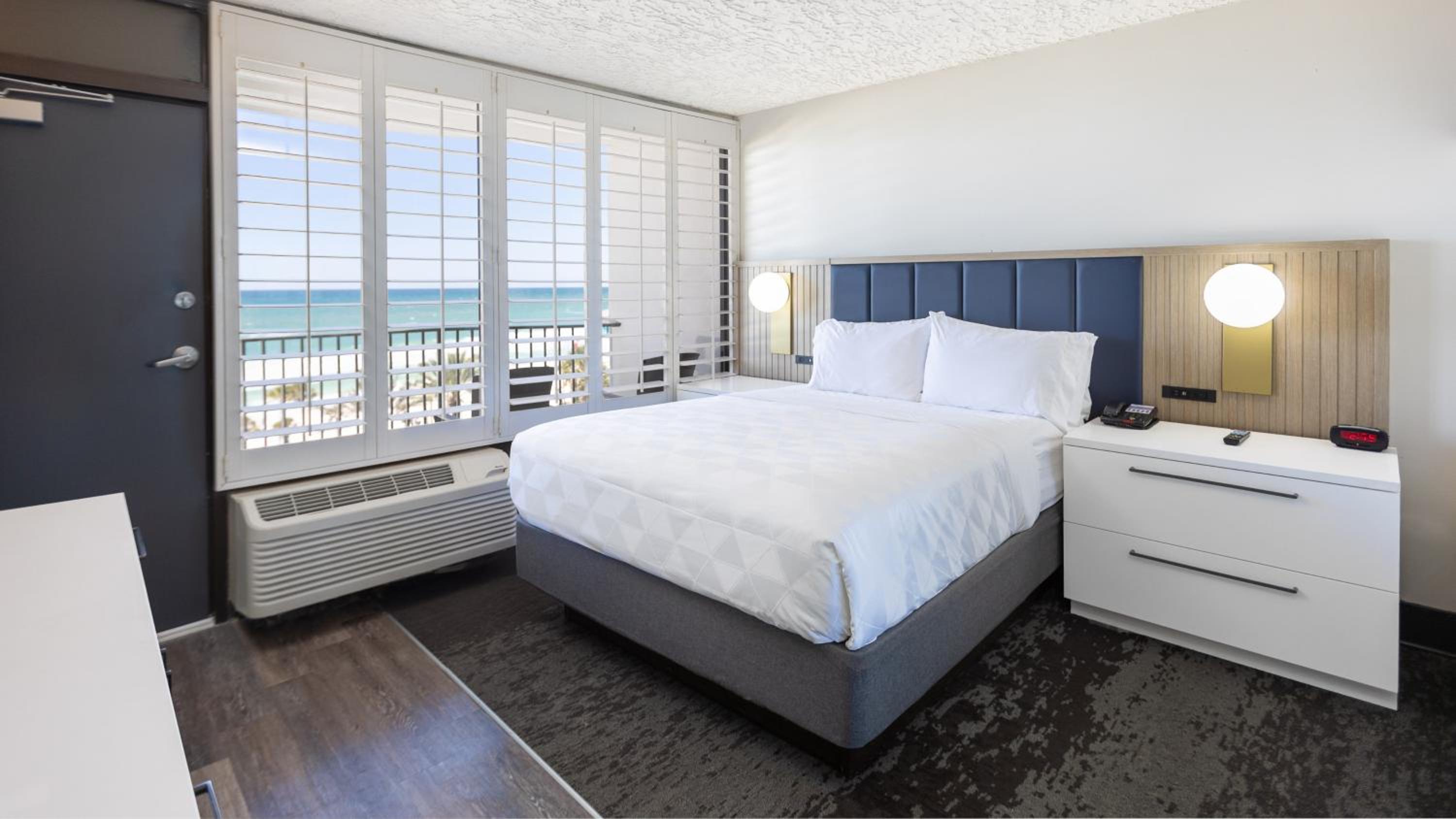 Queen Room with 2 Bunk Beds Oceanfront