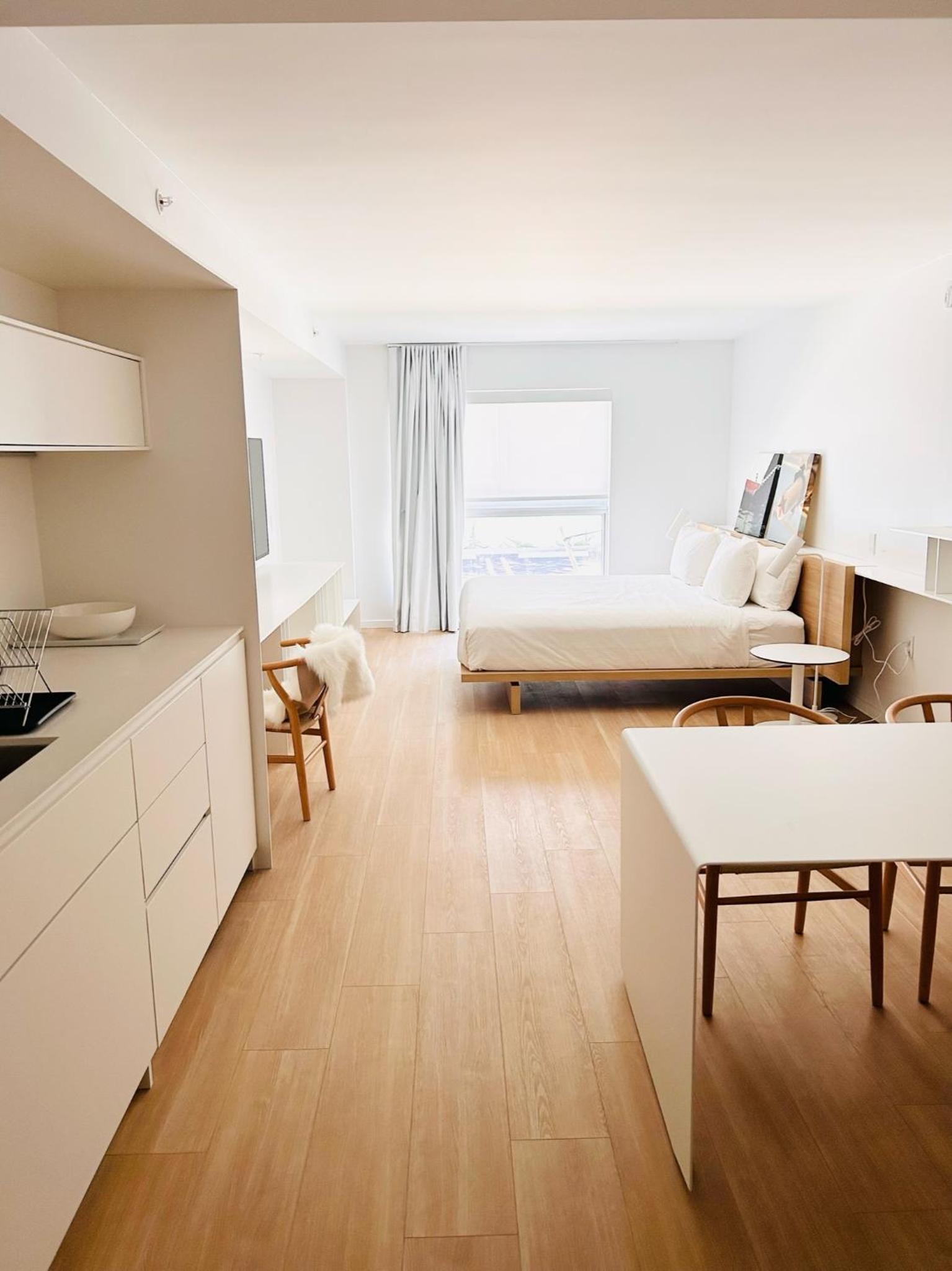 Deluxe Studio King Accessible