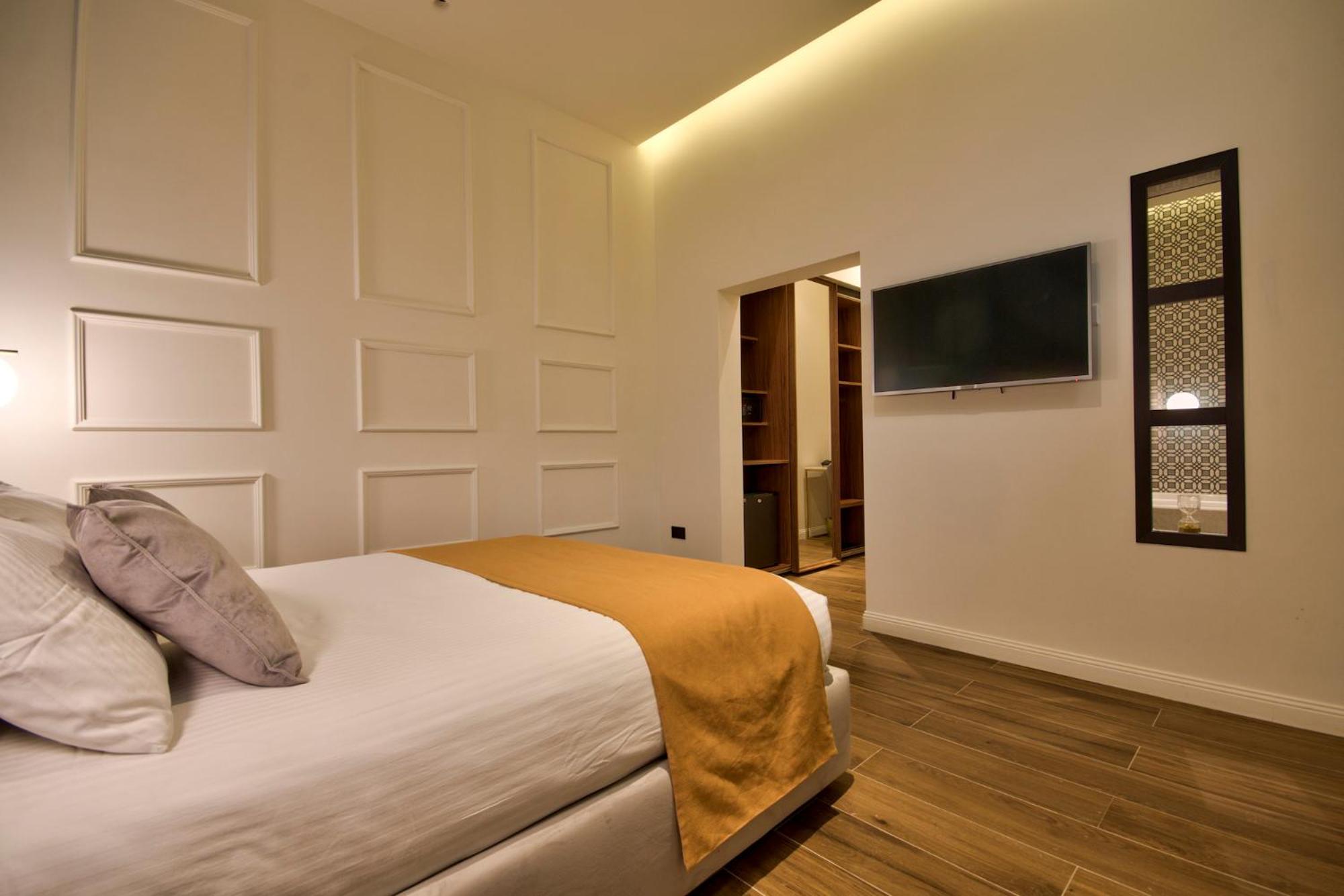Deluxe Double Room 1st Floor Window facing internal Courtyard 5