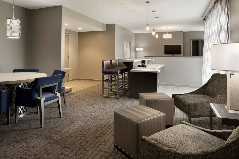 Deluxe Suite, 1 King Bed (Roll In Shower)