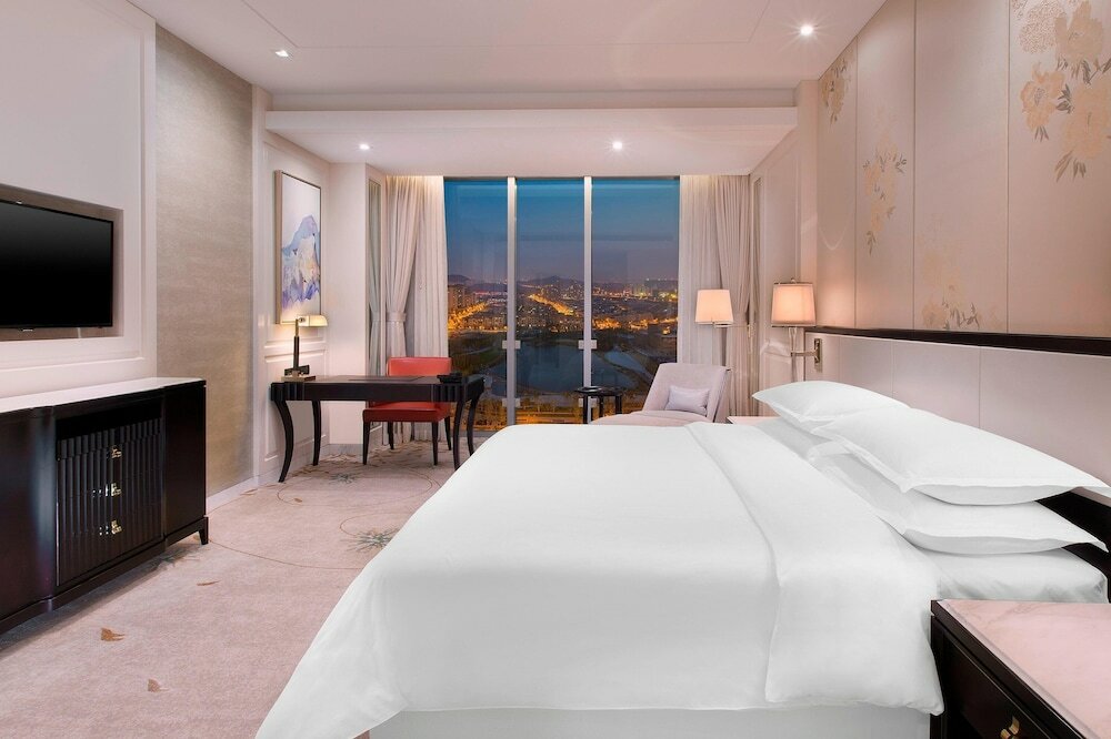 Club Room, 1 King Bed, City View