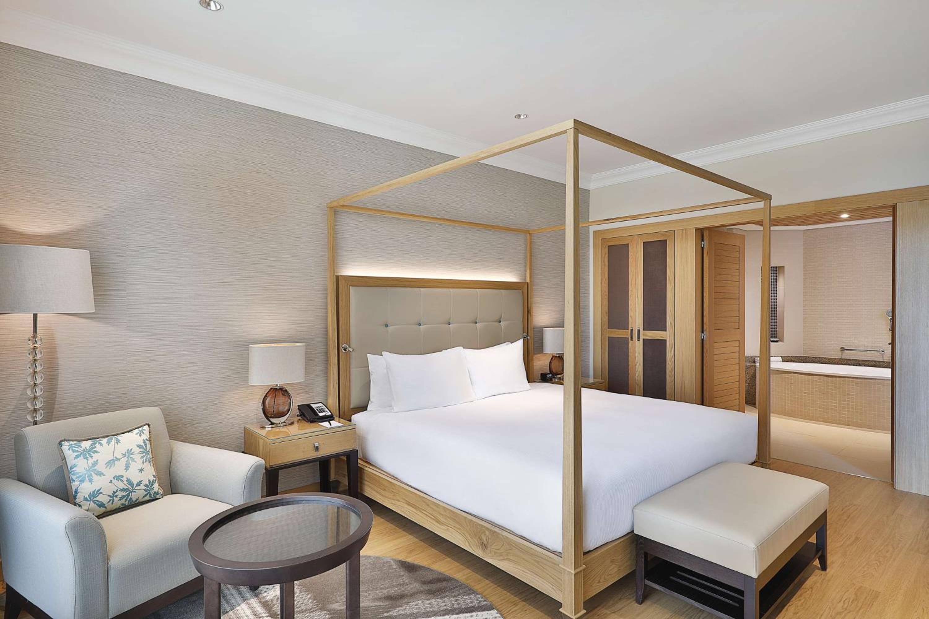 Deluxe King Suite with Side Ocean View