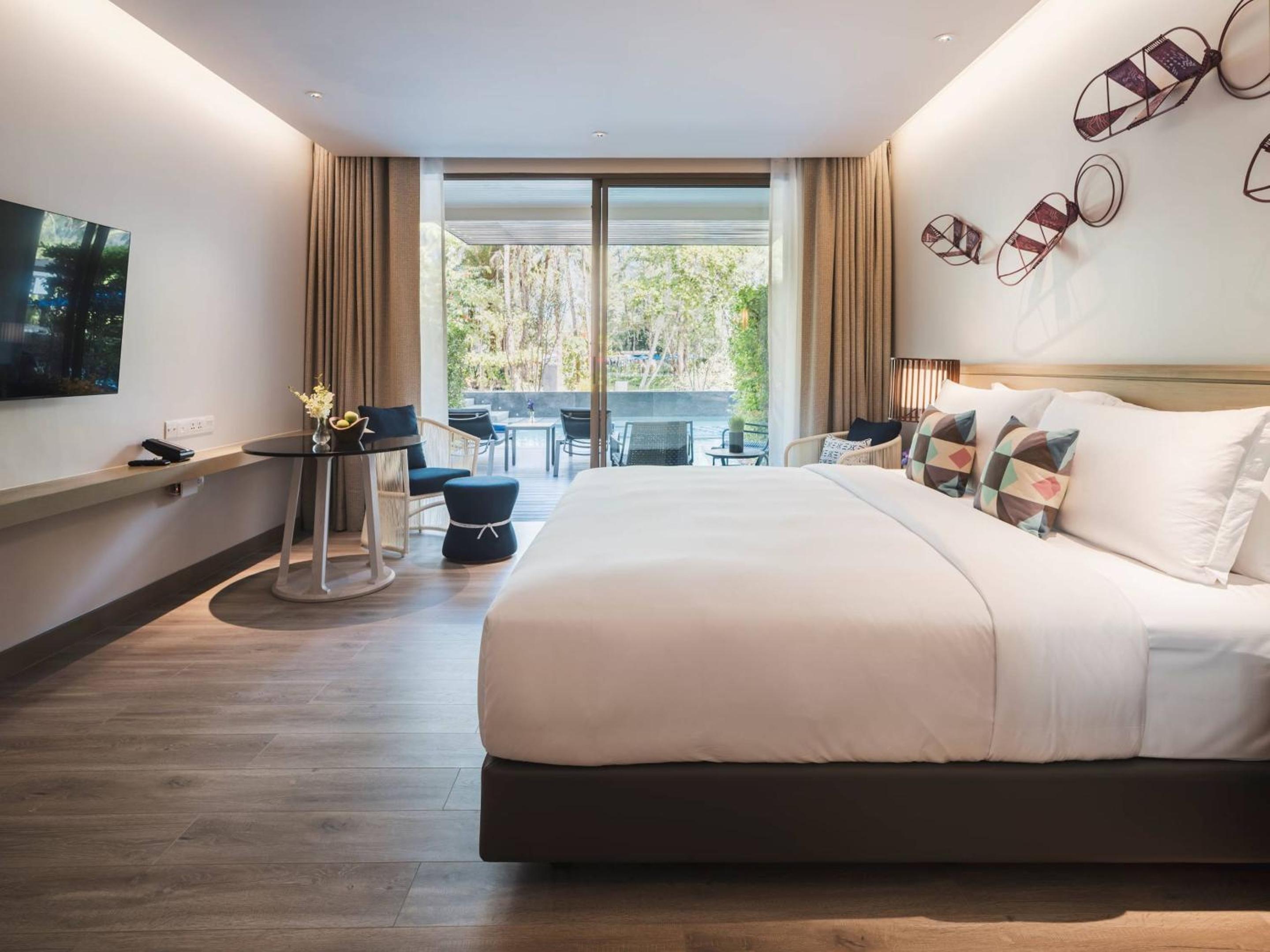 Deluxe Pool Access Room