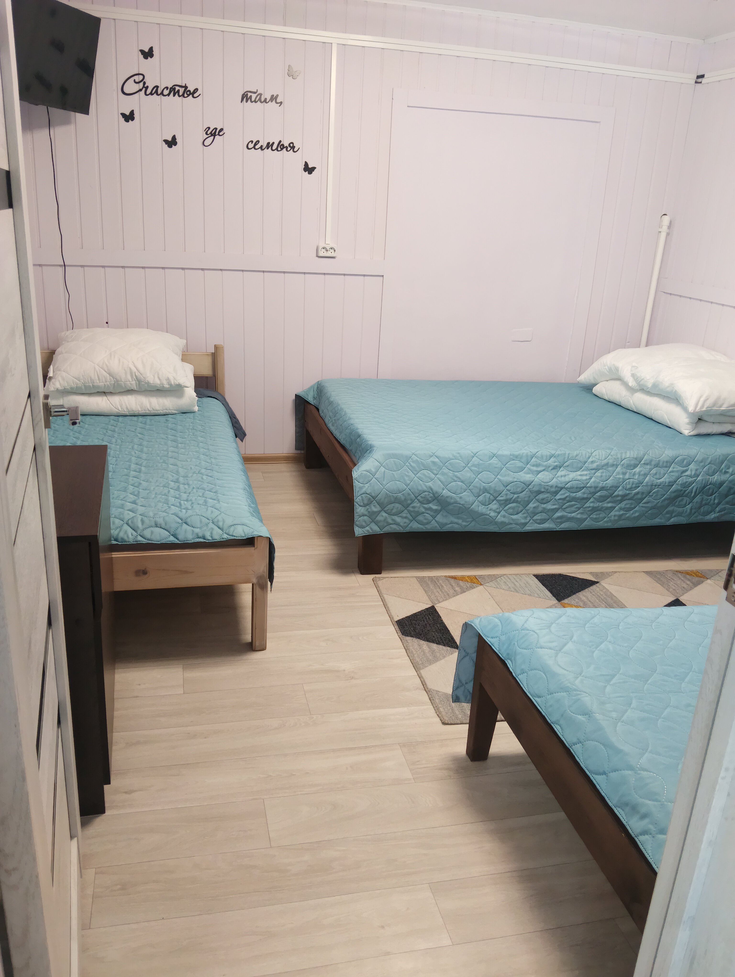 благоустроенный 4-х местный номер со своей кухней и с.узлом