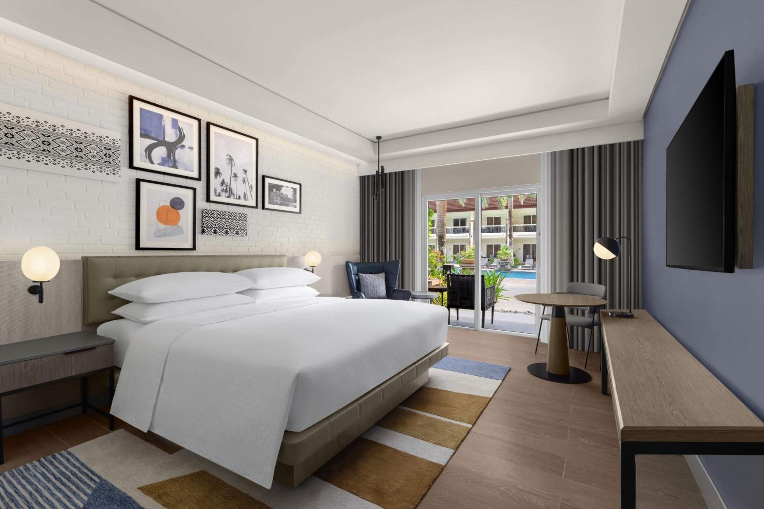 Deluxe King Room with Balcony and Pool View