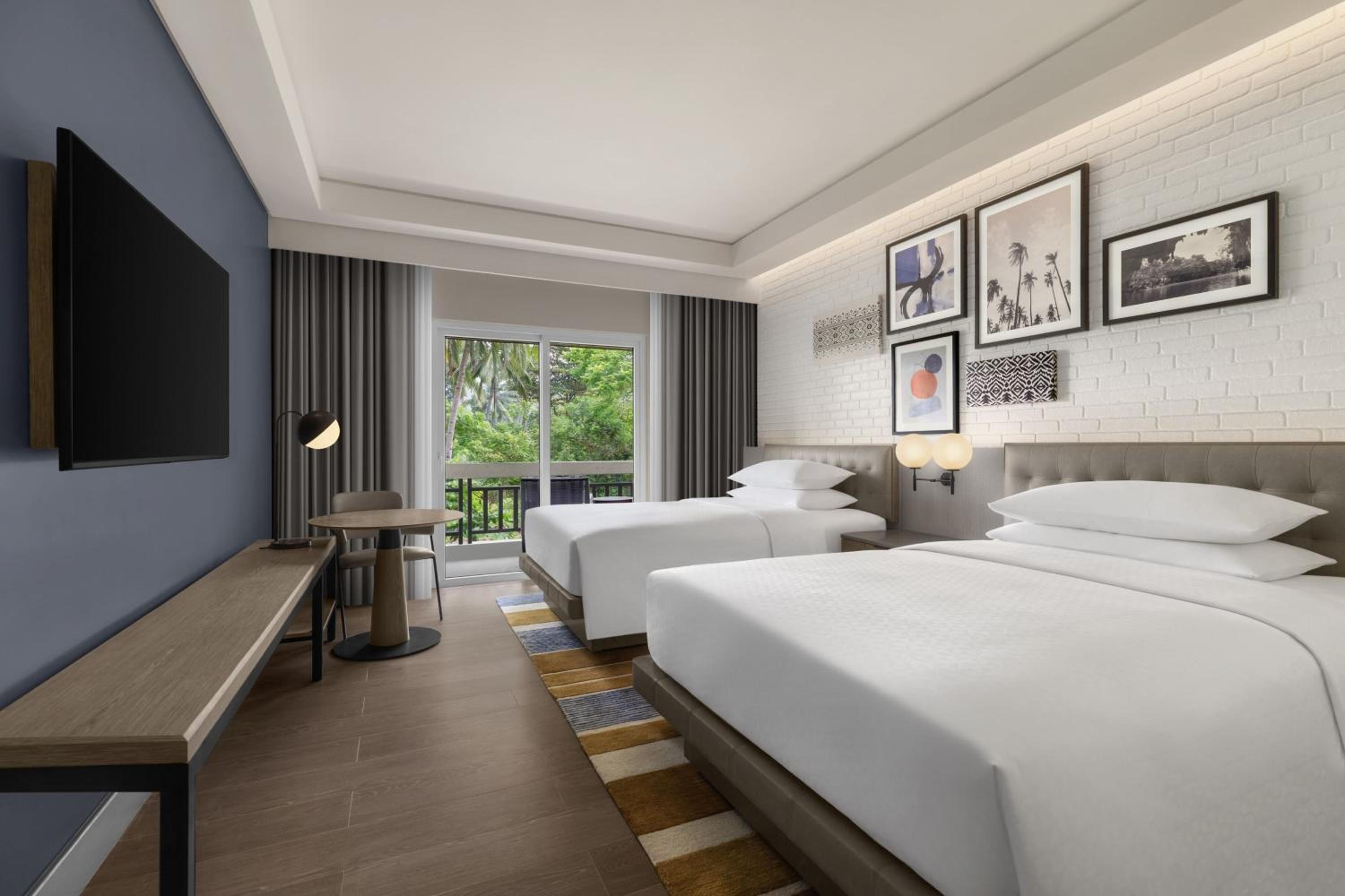 Deluxe Double Room with Balcony and Garden View
