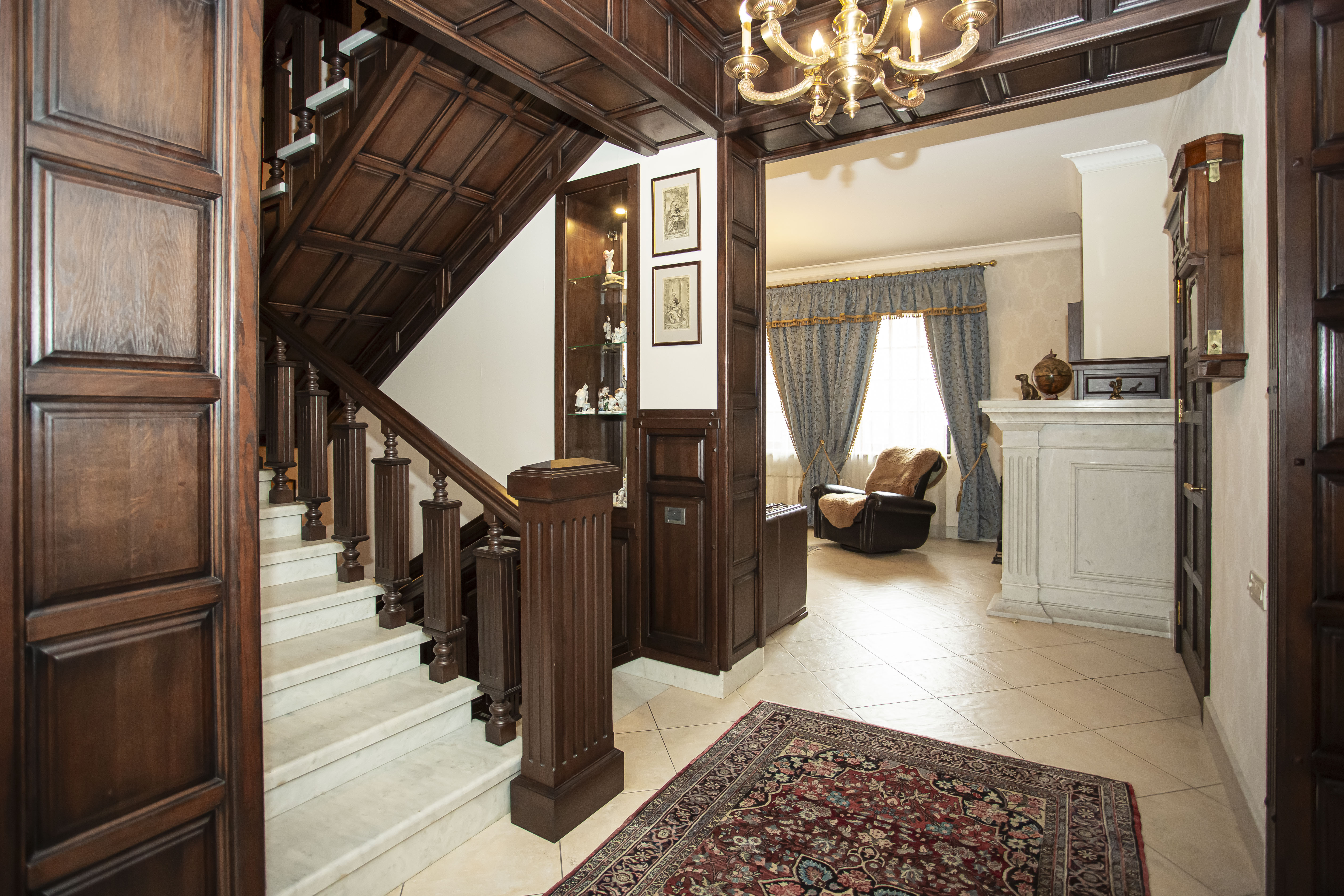 Светлая спальня с кроватью "king-size"