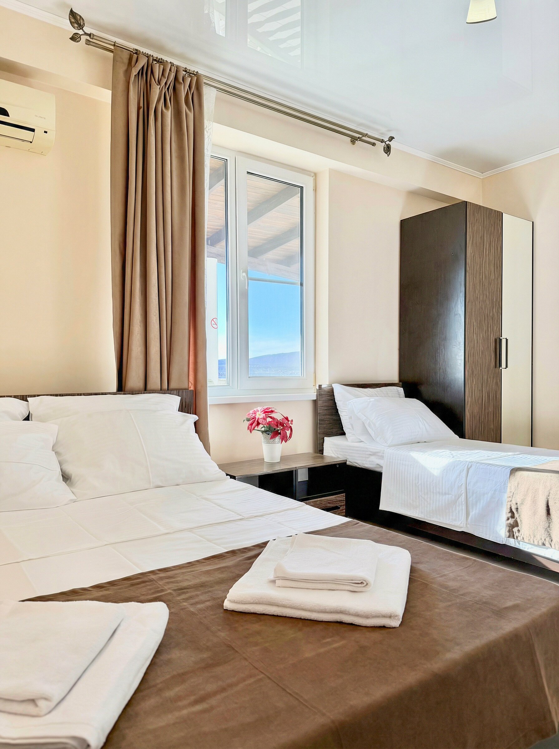 Улучшенный трехместный номер с видом на море