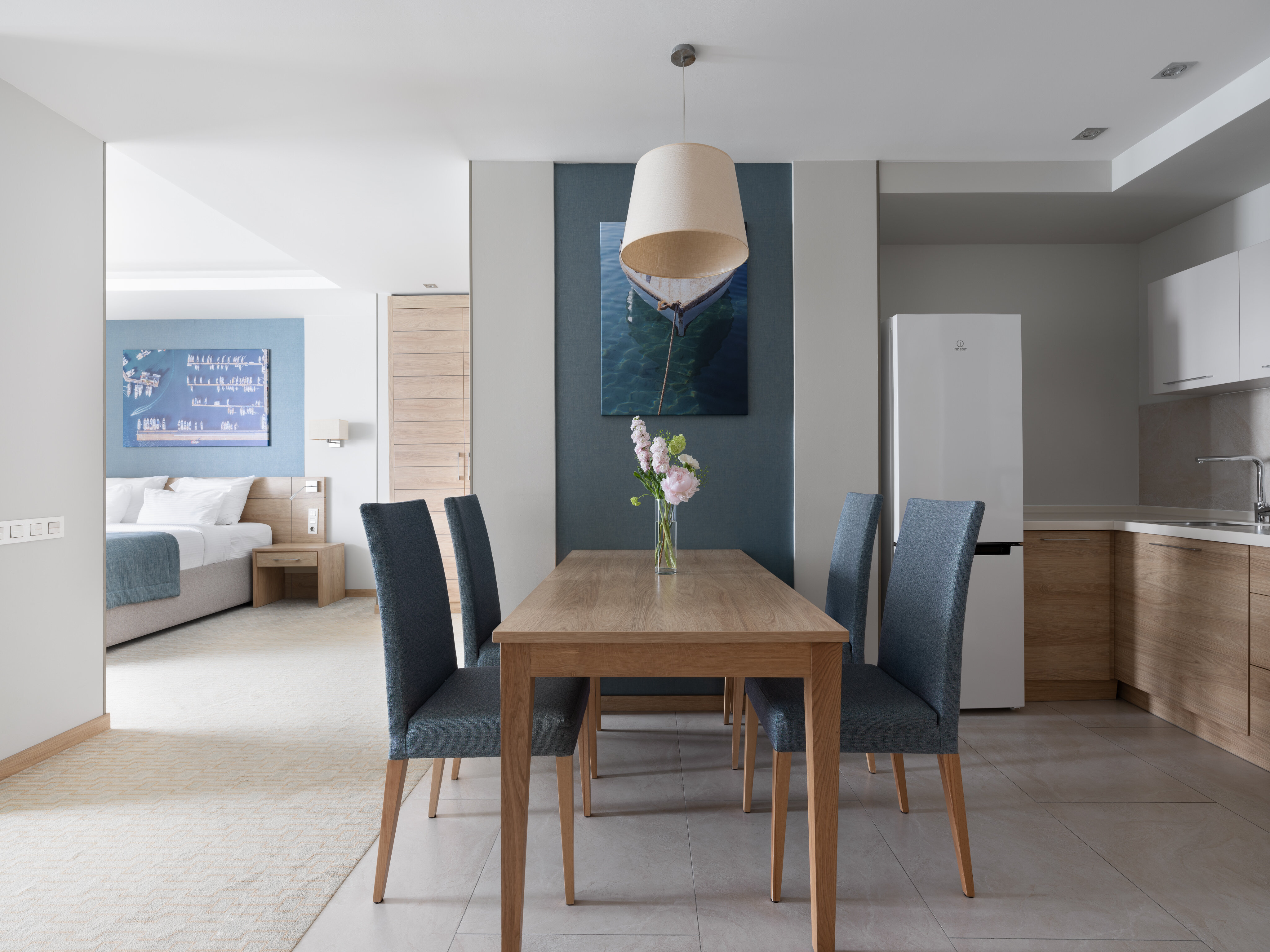 Полулюкс с одной кроватью "king-size", балкон, вид на море (для маломобильных гостей)