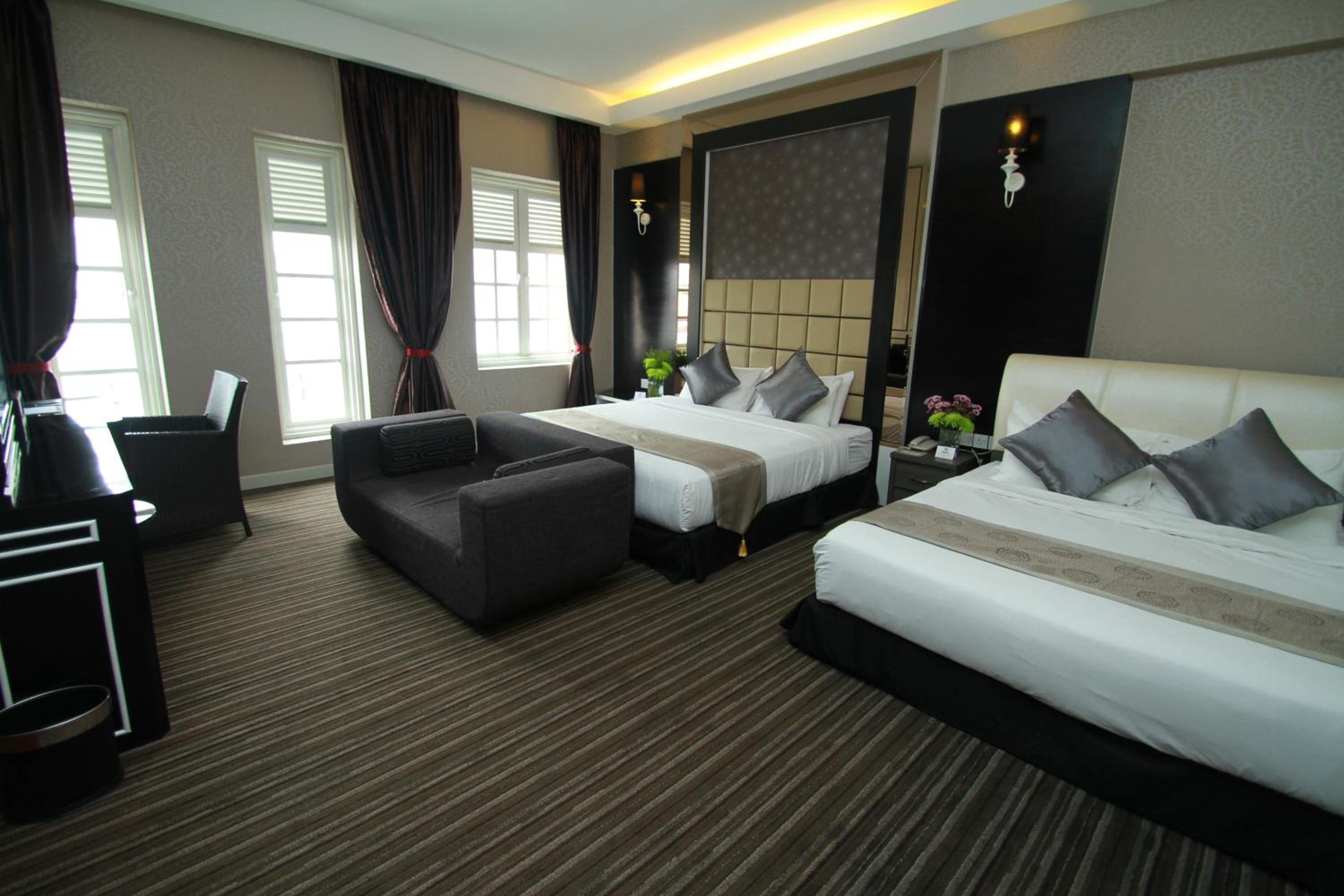 Deluxe Family Suite with Bathtub