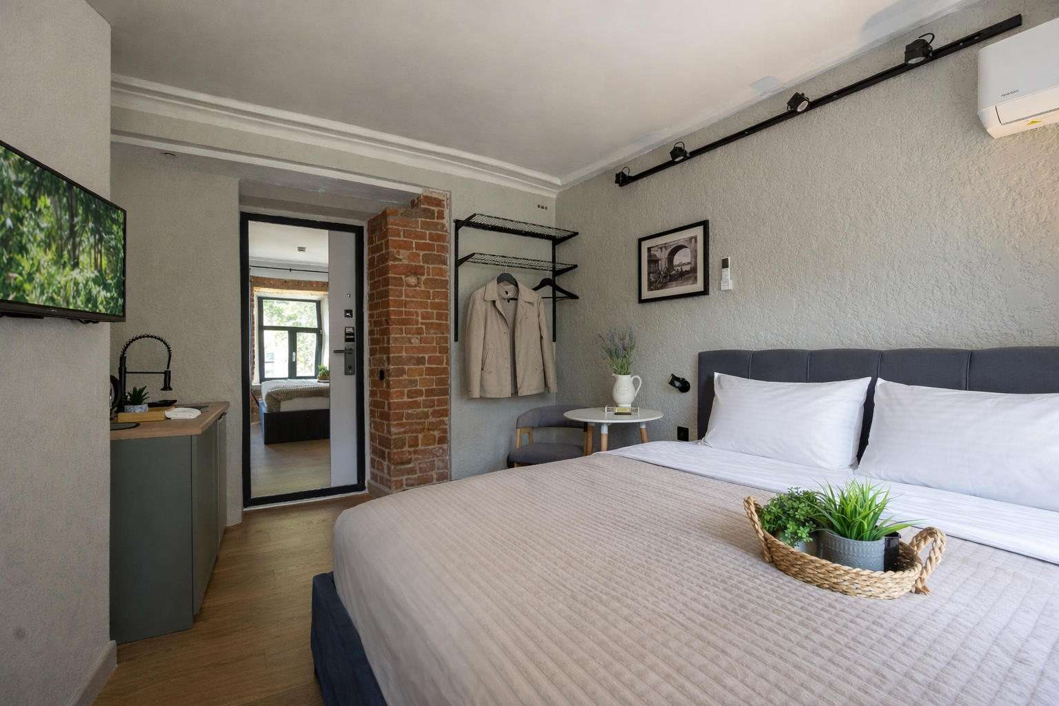 Однокомнатные апартаменты люкс с  итальянским окном и видом во двор