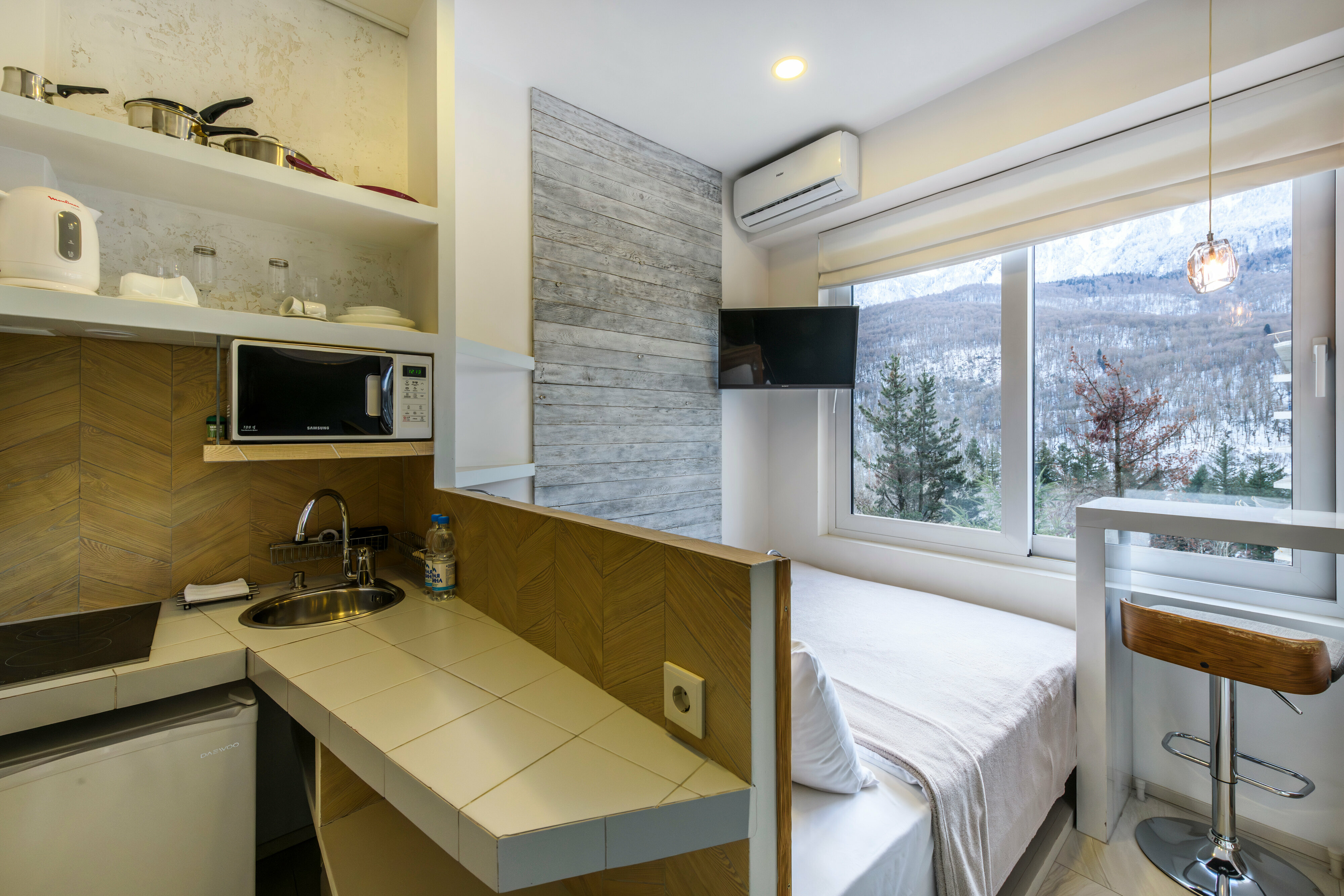 🏡ЛАЙТ ДЖЕМ ДИЗАЙН-СТУДИЯ | 28 м²| Гипнотический вид из кровати и умывальник у окна