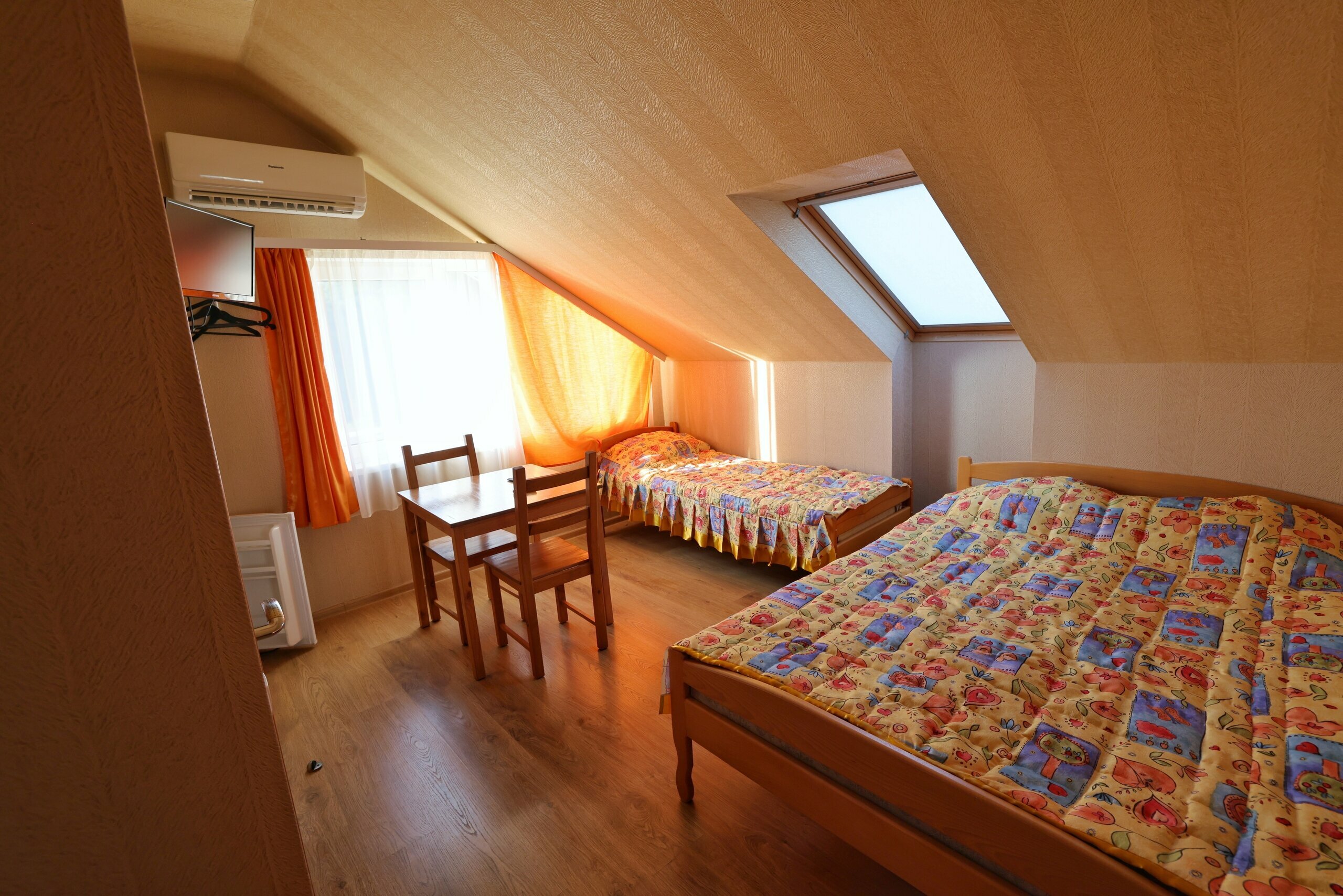 Трехместный номер без балкона с видом на горы