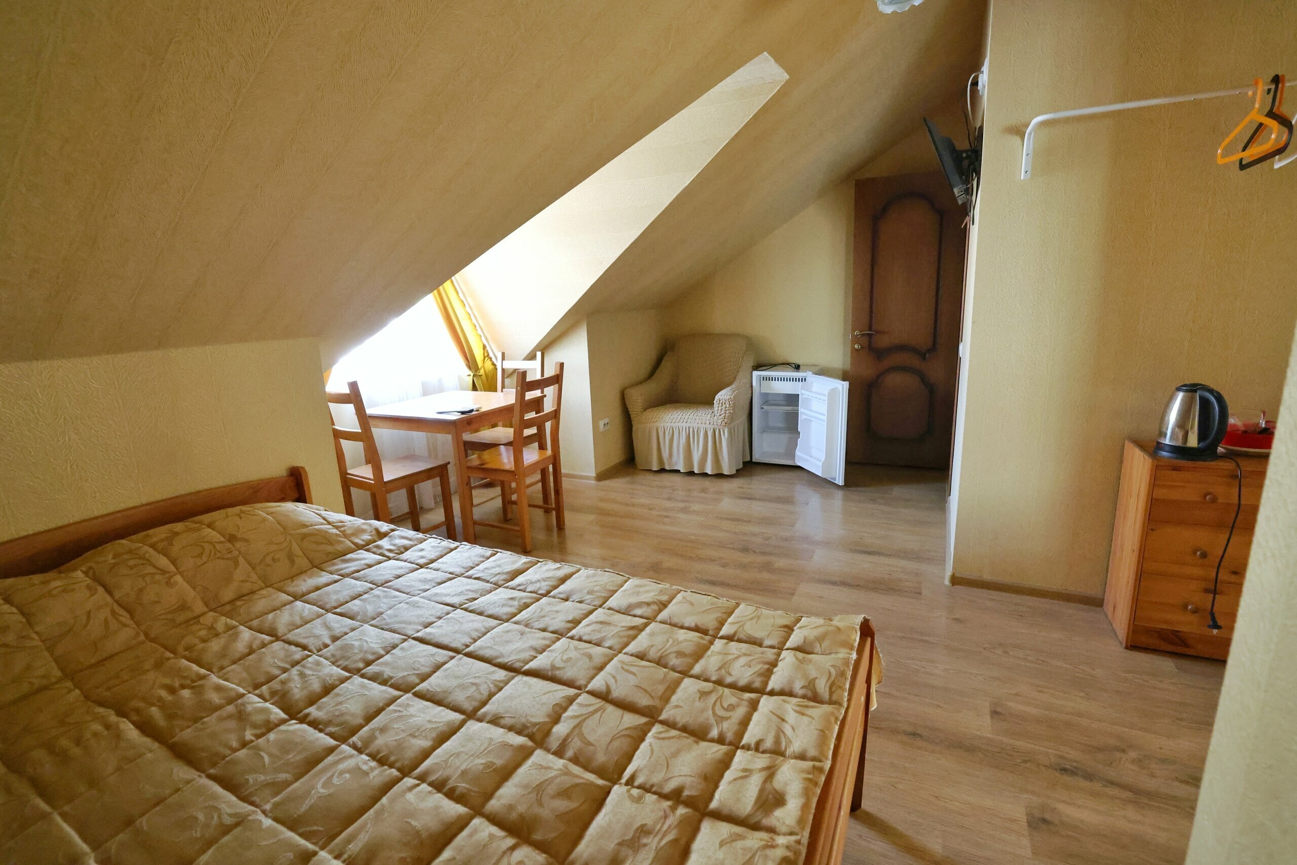 Двухместный номер с доп. местом без балкона с видом на горы