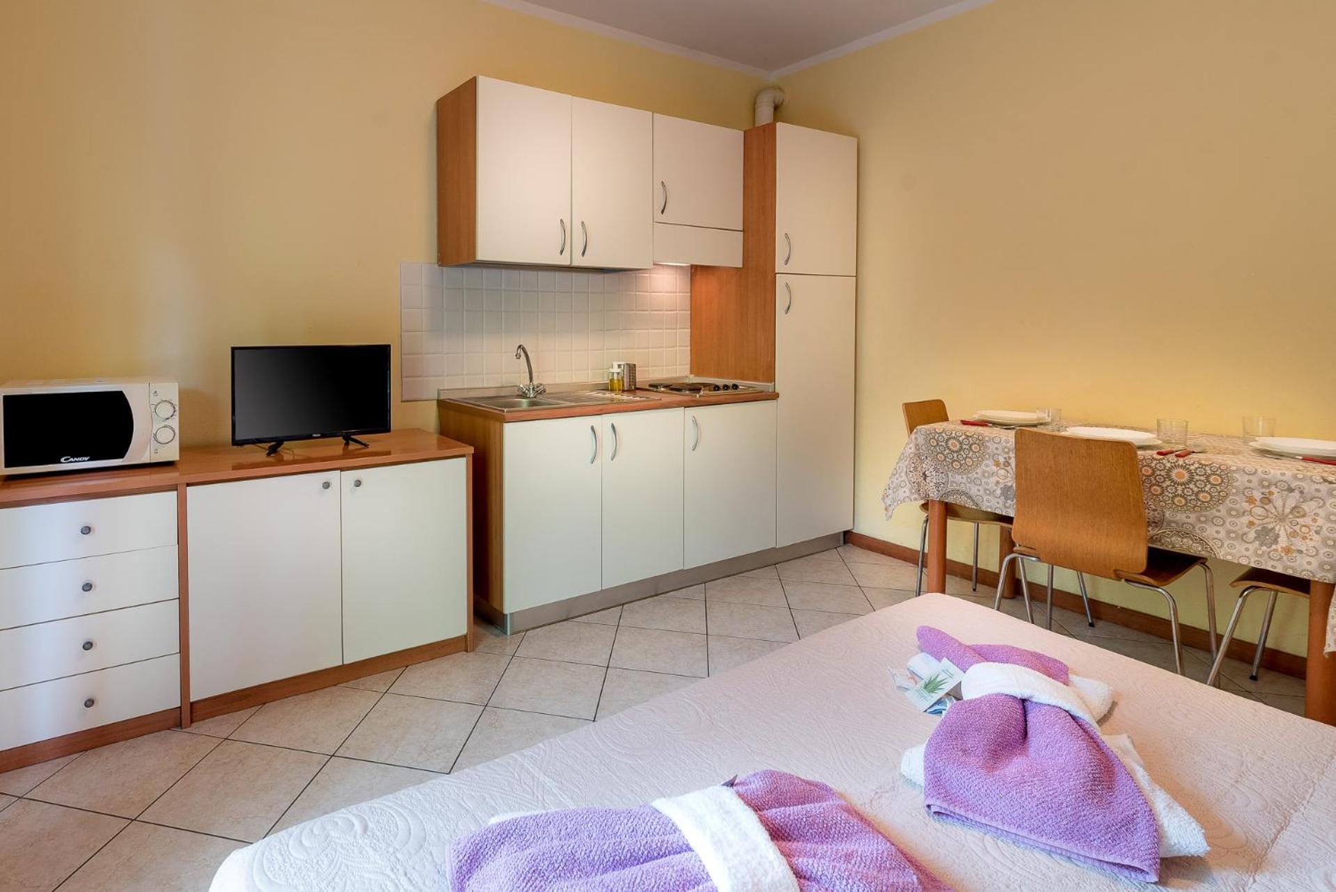 Studio - Ground Floor with Garden Access
