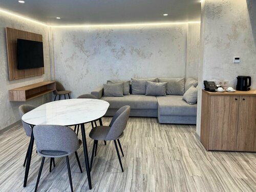 Джуниор Сюит