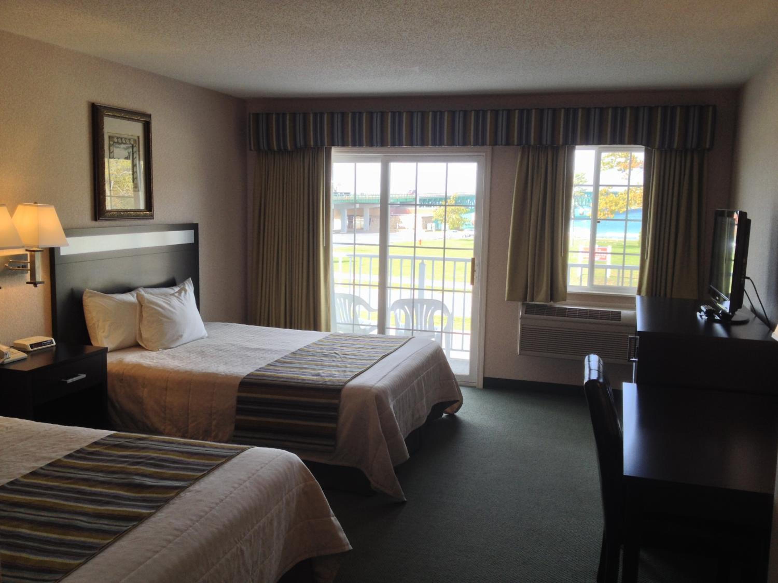 Private Balcony/ Lake and Park View / two Queen beds
