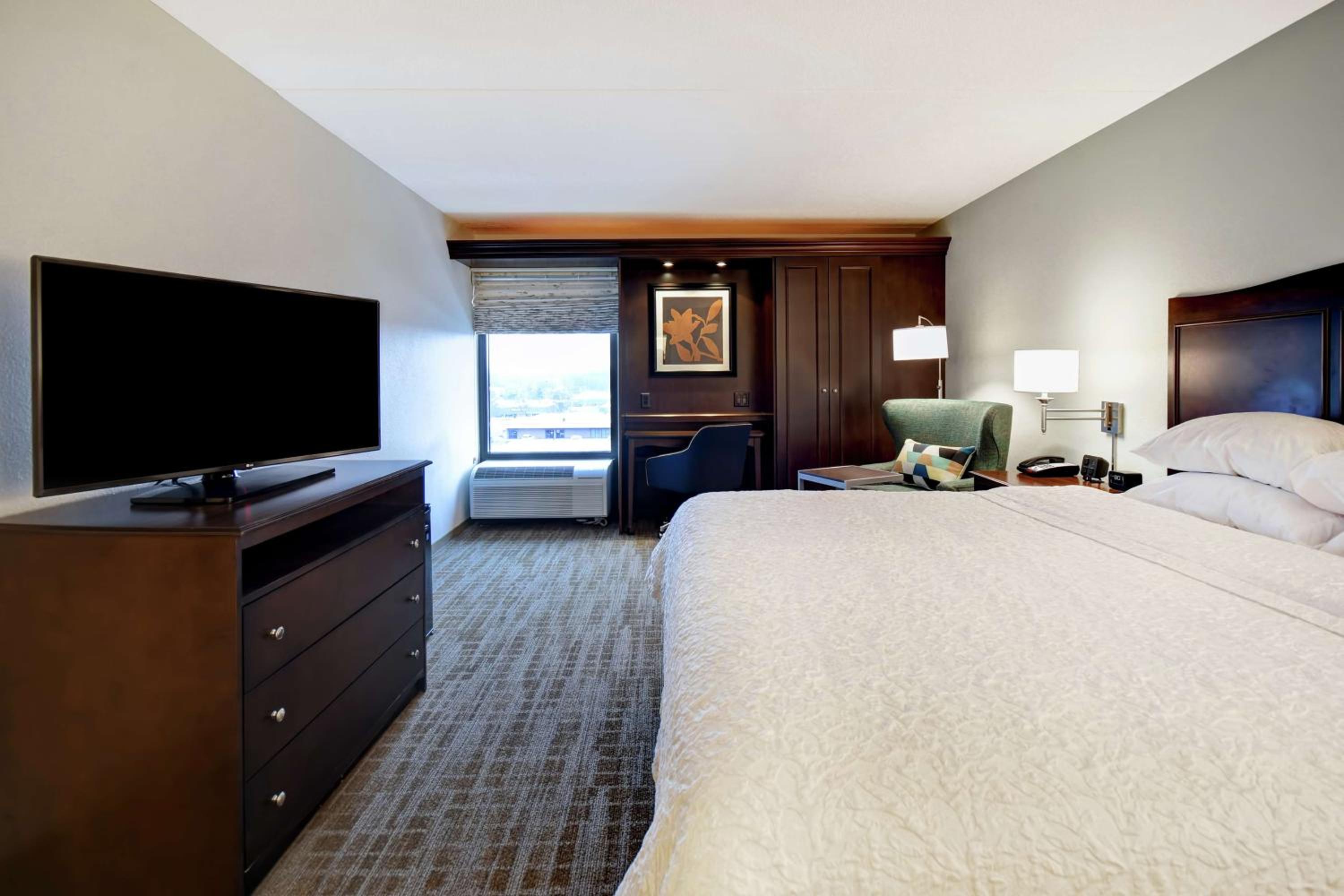 King Room with King Bed - Non-Smoking
