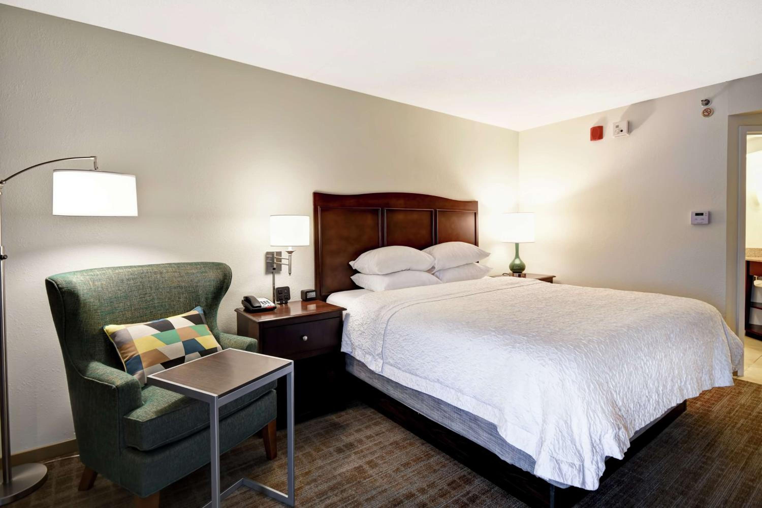 Deluxe King Room - Non-Smoking